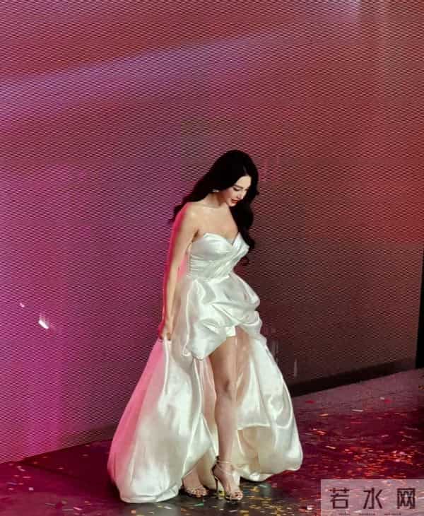 张雨绮怎么又火了，还不是因为那个大胆的抹胸直接封神了