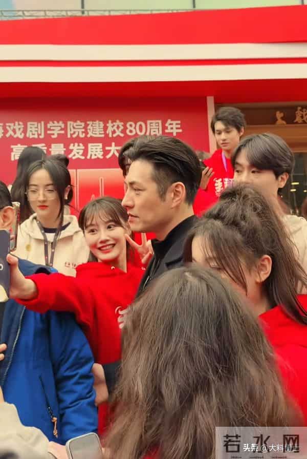 上戏80周年名场面:众星苍蝇馆聚餐、马伊琍江疏影低调、曝大合照