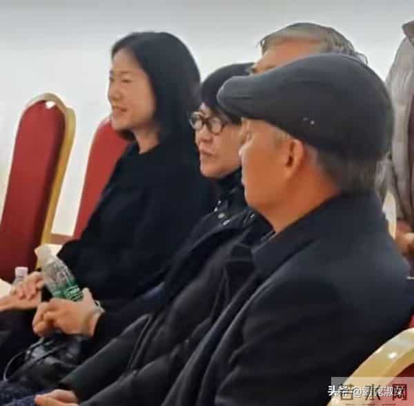 杨振宁走后,翁帆首次露面,妈妈陪同看展览,两人有说有笑状态好