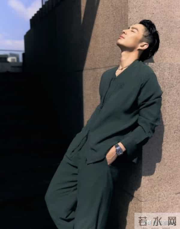 吴建豪体脂率不到10 脸上仅剩一层皮变巴掌脸 冬天只穿吊带背心出门