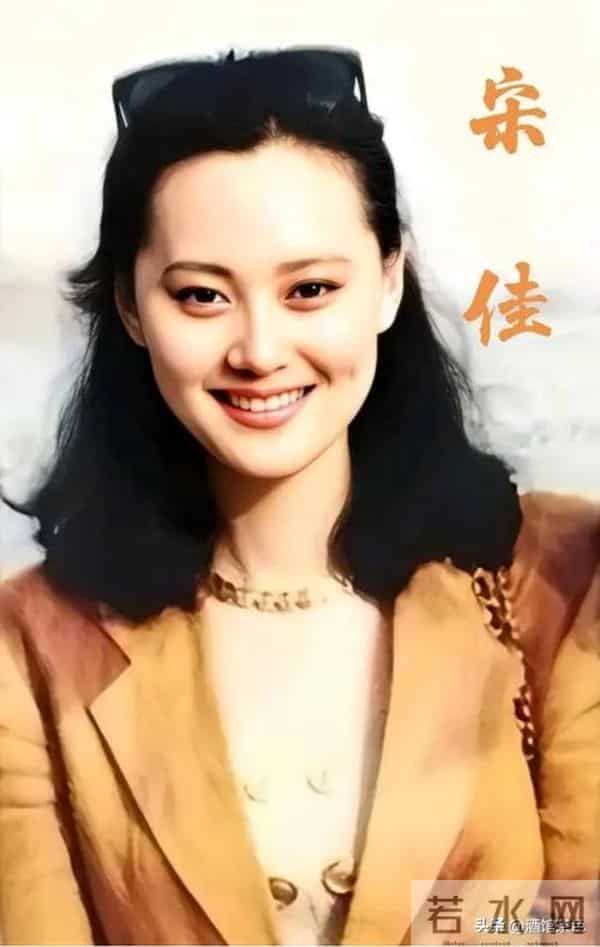 大宋佳现身上戏80年校庆,63岁状态依旧惊艳,比利时老公未现身