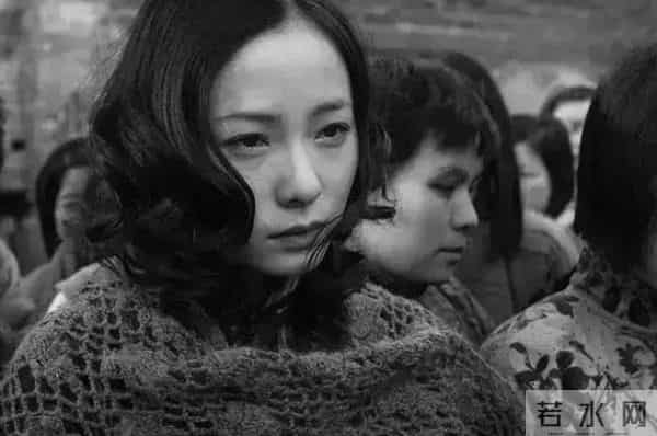 江一燕温州街头被偶遇,穿短裙腿被冻到黑紫,脸馒化到差点认不出