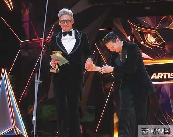 两副面孔？未见捐款却登台捞金，这次周润发被扒了老底，真相大白