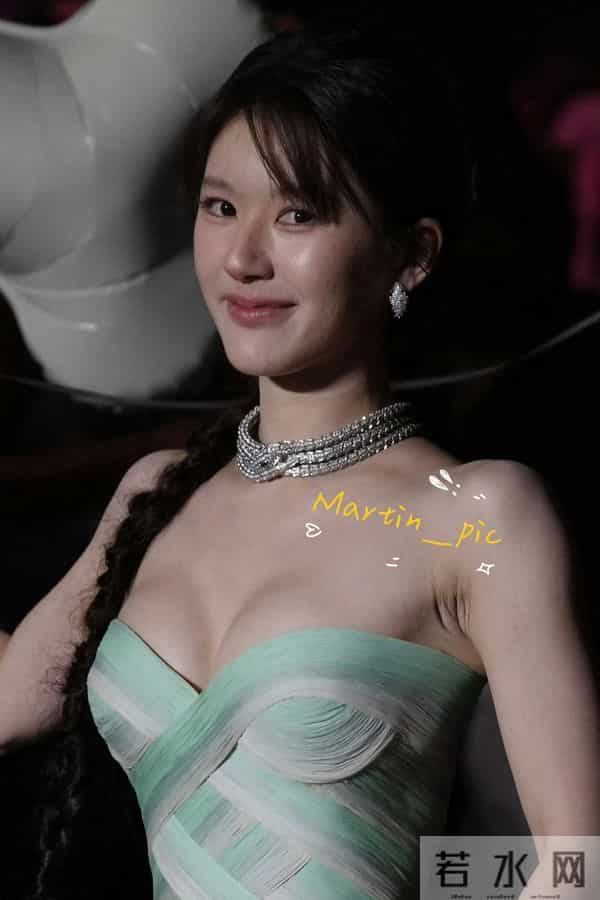 赵露思青春洋溢 元气满满