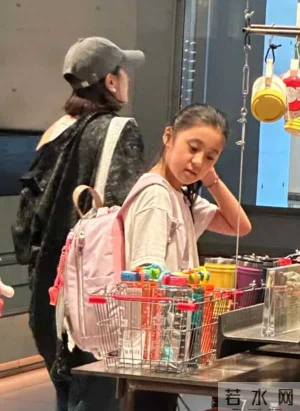 贾静雯一家成都逛街，50岁像30岁，咘咘天生高颅顶，但没波妞可爱