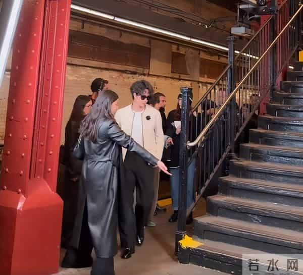 香奈儿大秀,辛芷蕾王一博同台看秀像姐弟,权志龙姨化穿搭辣眼睛