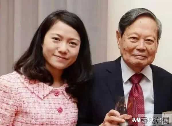 杨振宁去世46天后 翁帆首次公开露面 素颜穿黑衣面带笑容 陪妈妈看展
