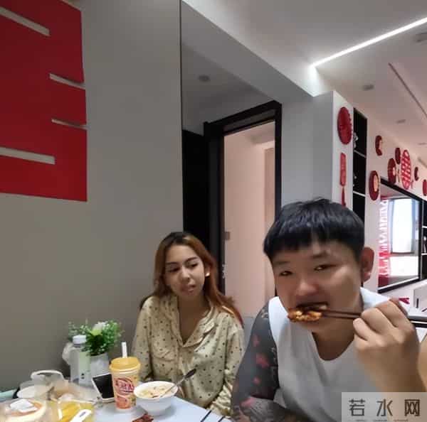 东北外卖小哥恋上印尼美女,认识20天就奔现,见面一个月就闪婚!