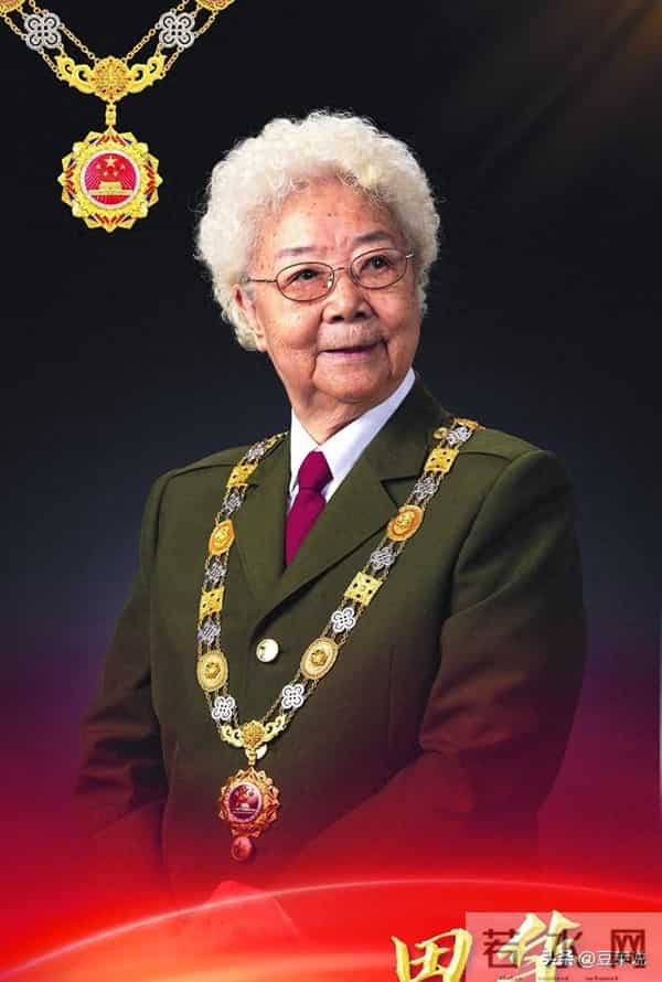 97岁田华现状曝光，和小孙子相依为命，住破旧老房子，日子清贫