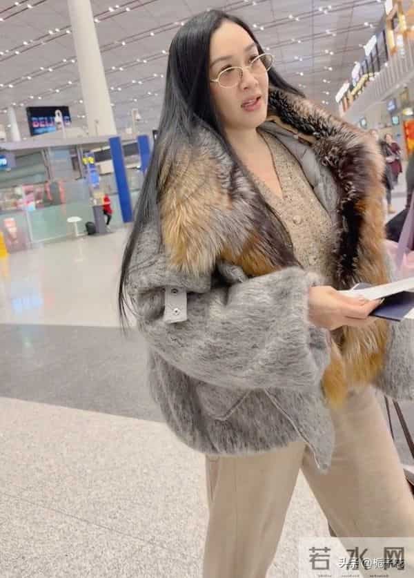 钟丽缇在机场被偶遇，她穿着貂绒大衣，这打扮不是谁都能驾驭的哈