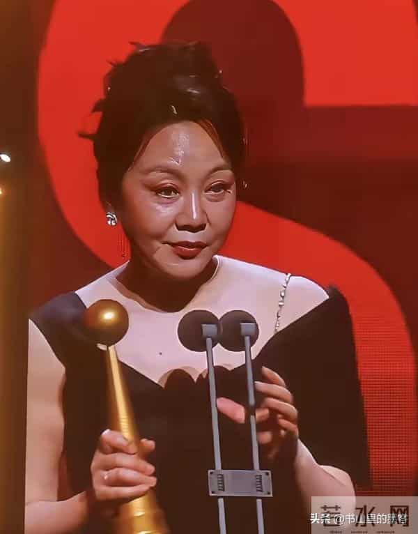 54岁闫妮变样：脸油腻嘴歪斜，身材发福像大妈，一代女神认不出了