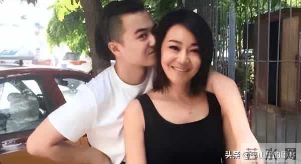 54岁闫妮变样：脸油腻嘴歪斜，身材发福像大妈，一代女神认不出了