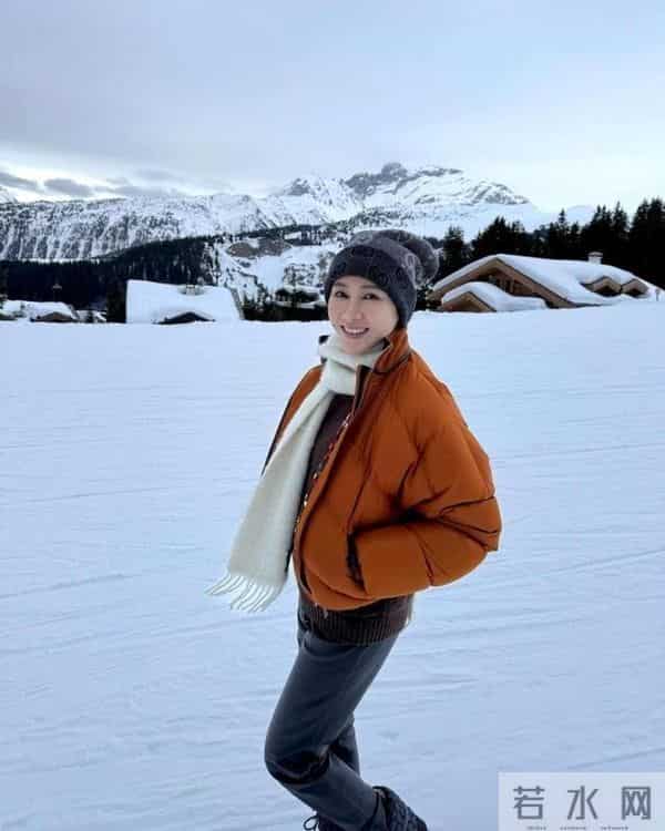 黎姿在国外度假带火了秋冬新穿搭:短款羽绒服+皮裤,时髦又减龄