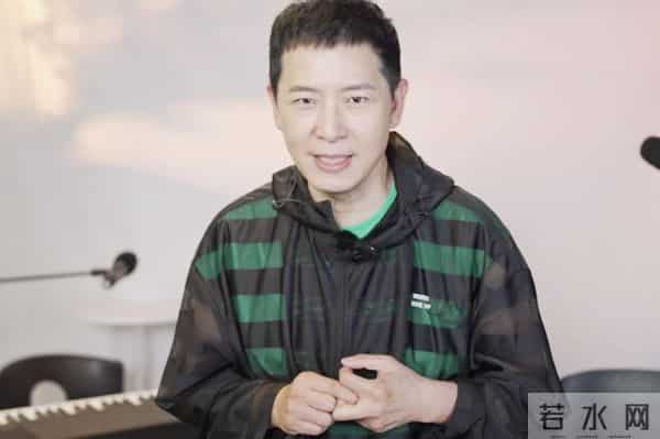 55岁戴军现身上海买手机，定居泰国享受悠闲人生，和她成了新邻居