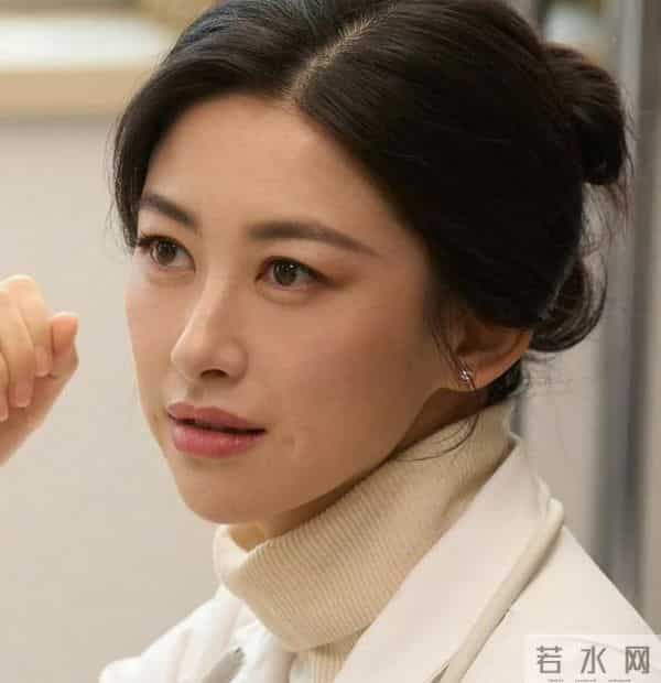 朱珠一家德国逛街，穿貂皮臃肿显土气，挤兑老公被网友怒喷