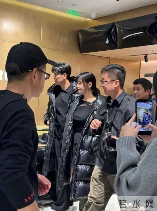 秋瓷炫现身北京，嘴歪油腻变化大到认不出来和于晓光拥抱甜蜜对视