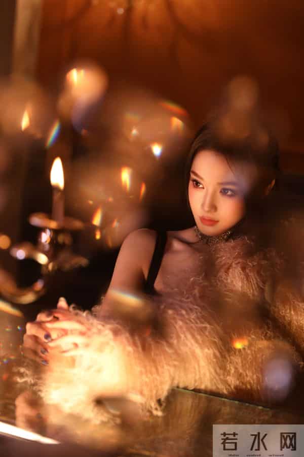 谁能拒绝这样的彭小苒！裸全背造型又纯又欲，