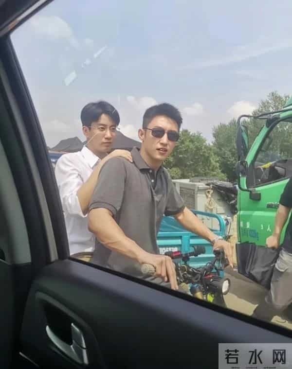 黄景瑜广西被偶遇,开京A牌照30万豪车,全程手挡太阳防止晒脸