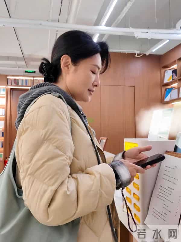 周涛书店打卡,浅米色棉服配低马尾,知性温婉尽显优雅气质