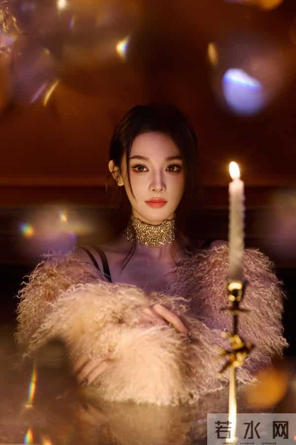 谁能拒绝这样的彭小苒！裸全背造型又纯又欲，