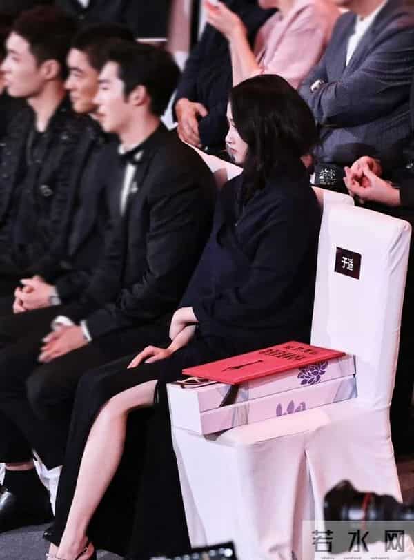 关晓彤[色][色][舔屏][舔屏][舔屏]长腿美足，这足弓真的顶[跪了]