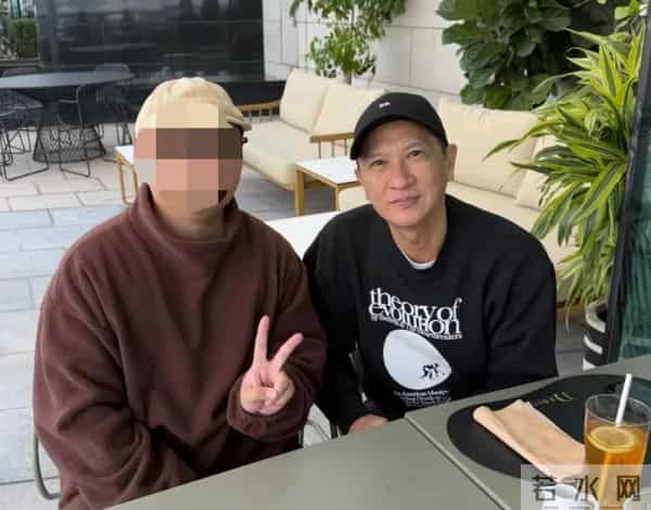 张家辉比郭富城大一岁，61岁的他老人味十足，脸部松垮，两鬓斑白