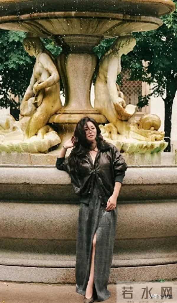 朱珠穿衣太“放纵” 真空穿夹克 拉链在中间露肤 一般人真不敢