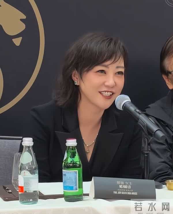 郝蕾风波后现身金狮评委，面部肿胀眼神犀利，尬笑回应没骂辛芷蕾