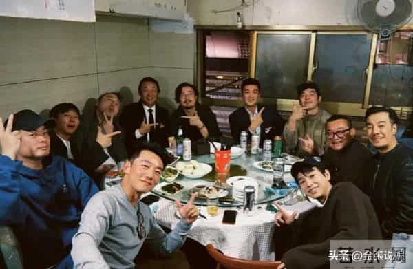 郑恺晒与陈赫等10人合影,被扒P掉7处烟盒打火机,遭吐槽一群老登