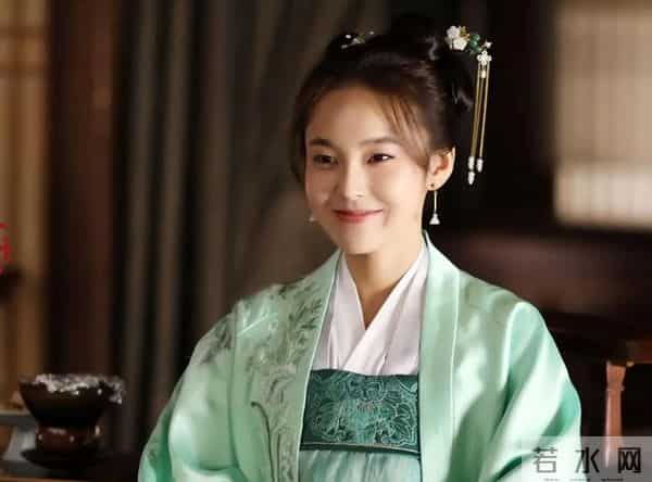 张佳宁恋情曝光！高富帅男友拎包陪开工接下班，街边争吵哄她好久