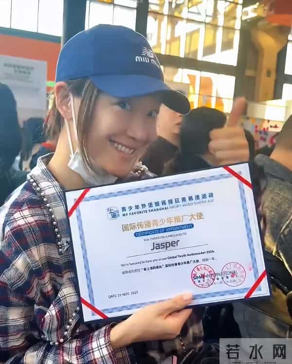 应采儿带娃出通告,素颜肿胀但满脸自豪,儿子后台背稿累到瘫桌上