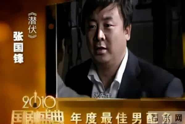 他畏罪潜逃13年间拍40多部戏，被抓时已是大明星，出狱后迎接新生