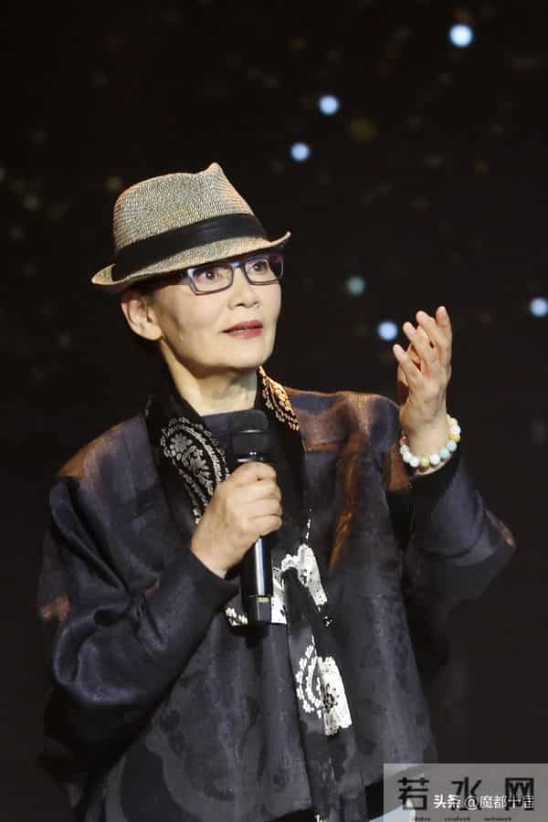 潘虹亮相上海戏剧学院80周年校庆