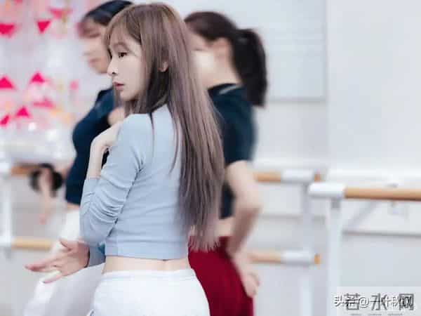 王心凌日常彩排照片流出，网友-注意力都被她的身材给吸引了