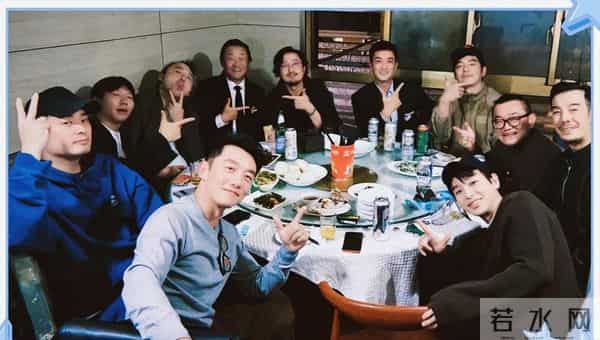 马伊琍回上戏80周年庆生，丸子头造型随性，松弛感拉满状态佳