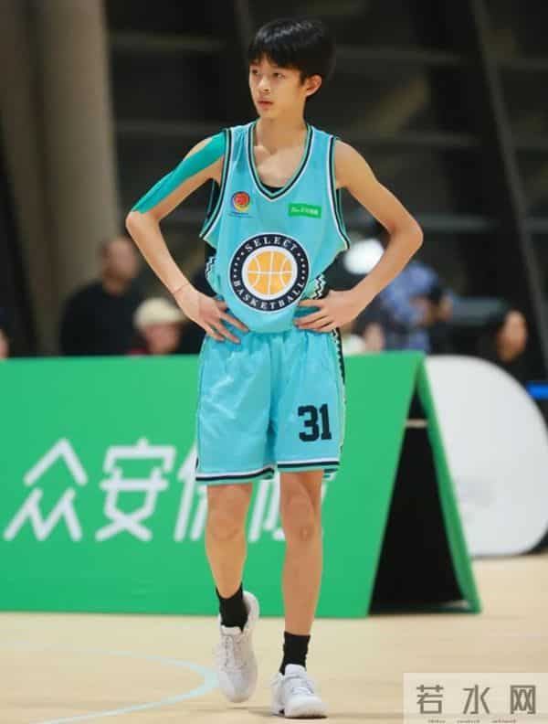 邓超儿子真实身高曝光,174个头还没100斤,为打篮球腿上好多伤