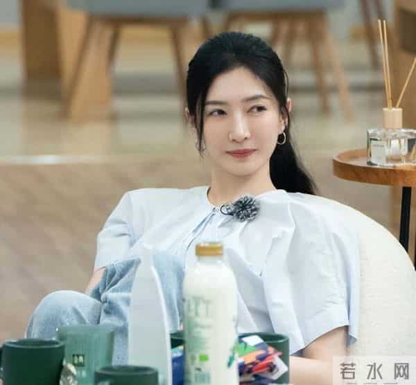 39岁江疏影近况曝光，嘴歪脸僵、膀大腰圆，身材发福胖到认不出