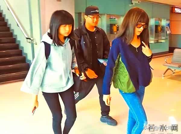 57岁袁惟仁瘦到只剩骨架送医院，成植物人三年，全靠母亲姐姐照顾