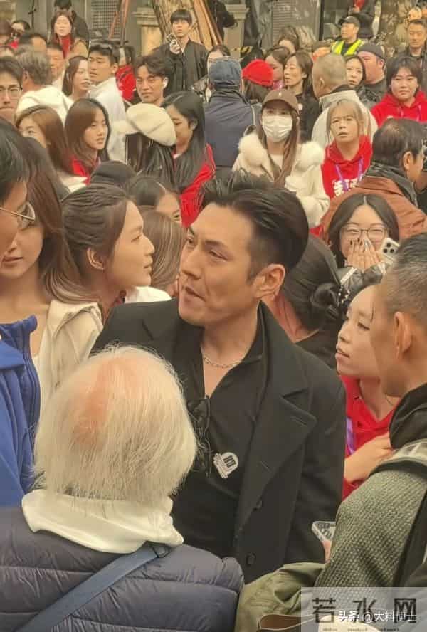 上戏80周年名场面:众星苍蝇馆聚餐、马伊琍江疏影低调、曝大合照