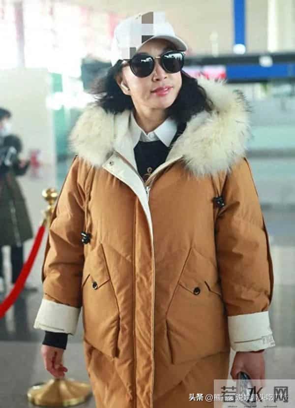 被刘晓庆的老年穿搭惊艳到！卡其色羽绒服+棒球帽，时髦又减龄