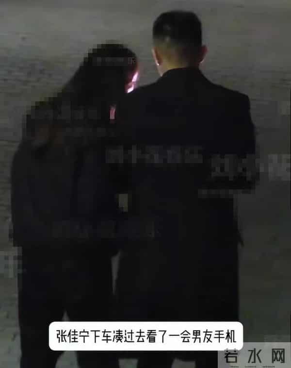 张佳宁恋情曝光！高富帅男友拎包陪开工接下班，街边争吵哄她好久