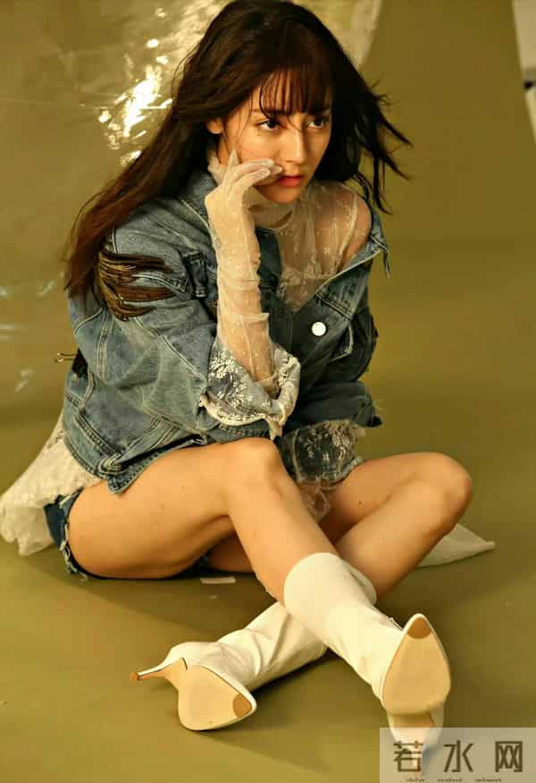 迪丽热巴性感美腿