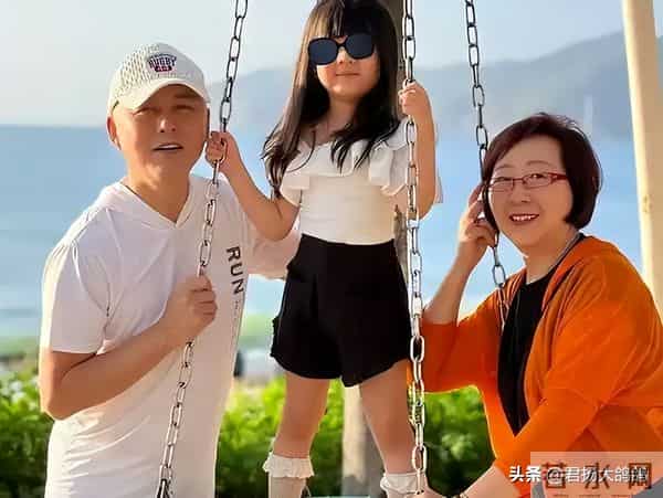 他是红楼第一美男,62岁住豪宅享天伦之乐,被家里仨女的“拿捏”