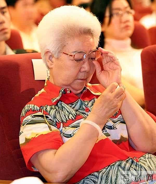 97岁田华现状曝光，和小孙子相依为命，住破旧老房子，日子清贫