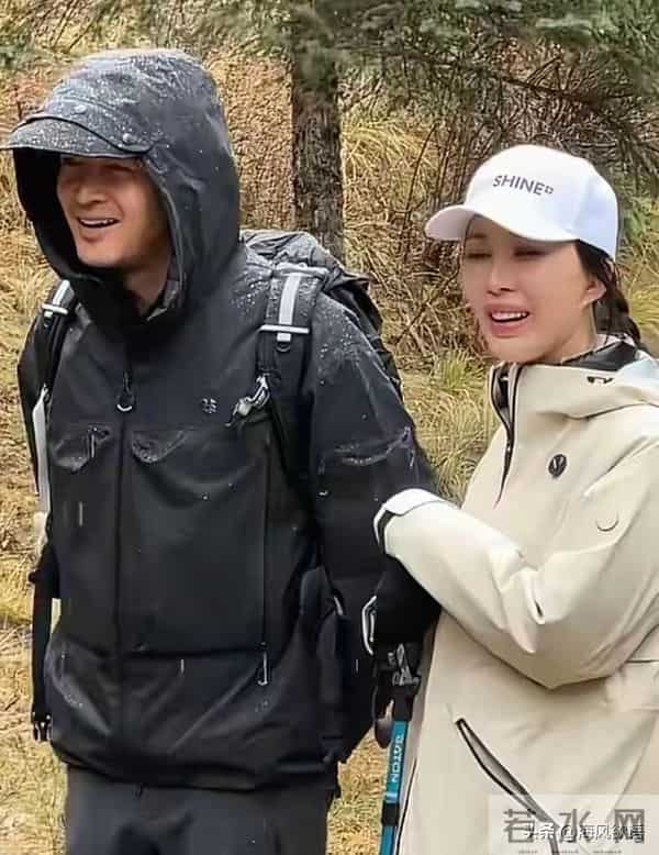 胡歌带田朴珺爬财神山，她喊“宝总”撒娇要做饭，互动甜到像情侣