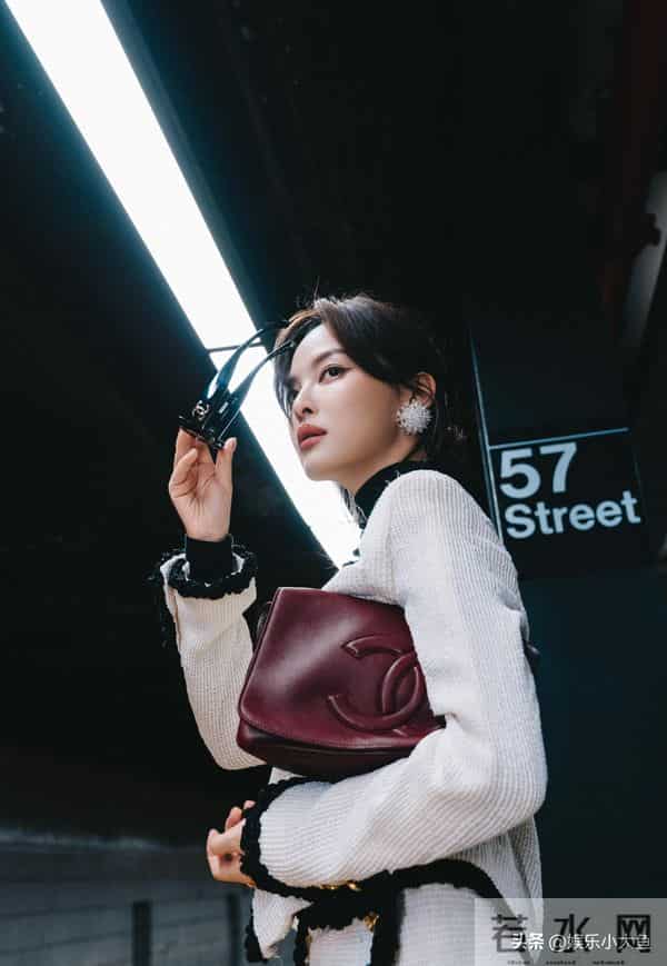 辛芷蕾今日纽约看秀，身穿CHANEl2026春夏系列，美的如此赏心悦目