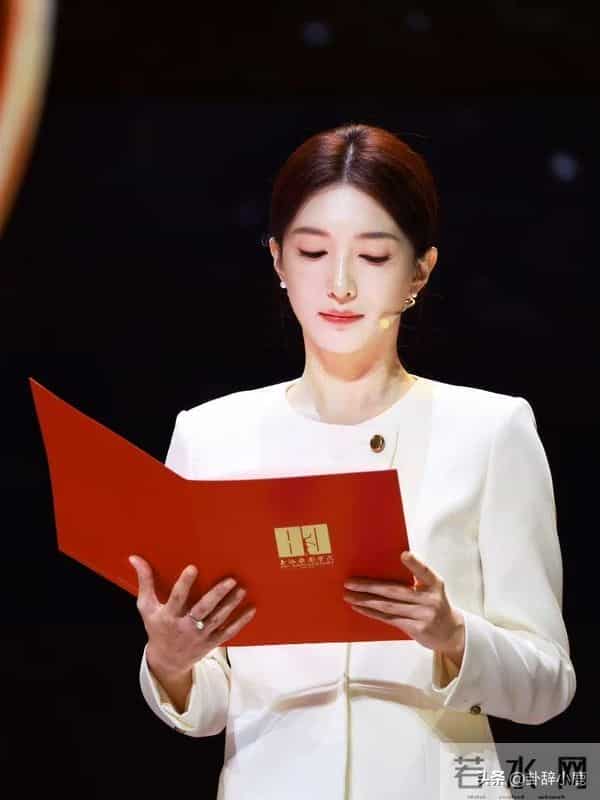 江疏影出席上戏80周年校庆,优雅又端庄,妥妥的白月光女神!