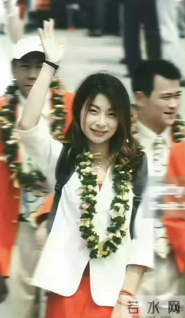 当年郭晶晶夺冠后是这样子访港的！难怪霍家大公子挪不开眼睛了