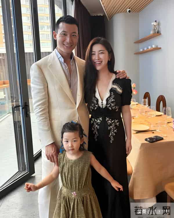 朱珠一家三口北京逛圣诞集市 朱珠挤开老公真相大白 两口子笑翻网友