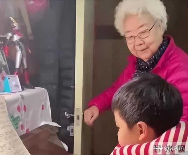 97岁田华现状曝光，和小孙子相依为命，住破旧老房子，日子清贫